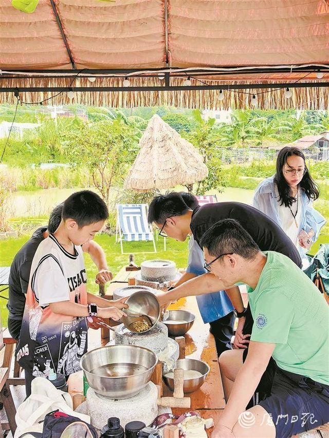 在叁味稻田咖啡,亲子家庭体验磨豆浆。