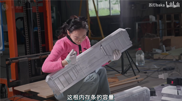 活人变手办！发烧友小姐姐造了台能住人的巨型电脑主机：12000W热量+空调散热