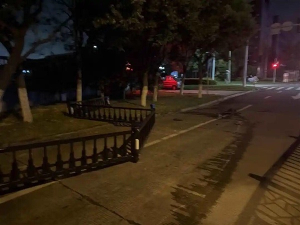 男子开车捡手机猛撞道路护栏 心存侥幸直接开跑 交警：肇事逃逸记6分