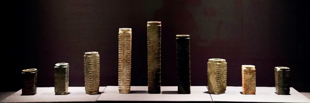 展览现场展出的多件良渚文化玉琮。供图/良渚博物院