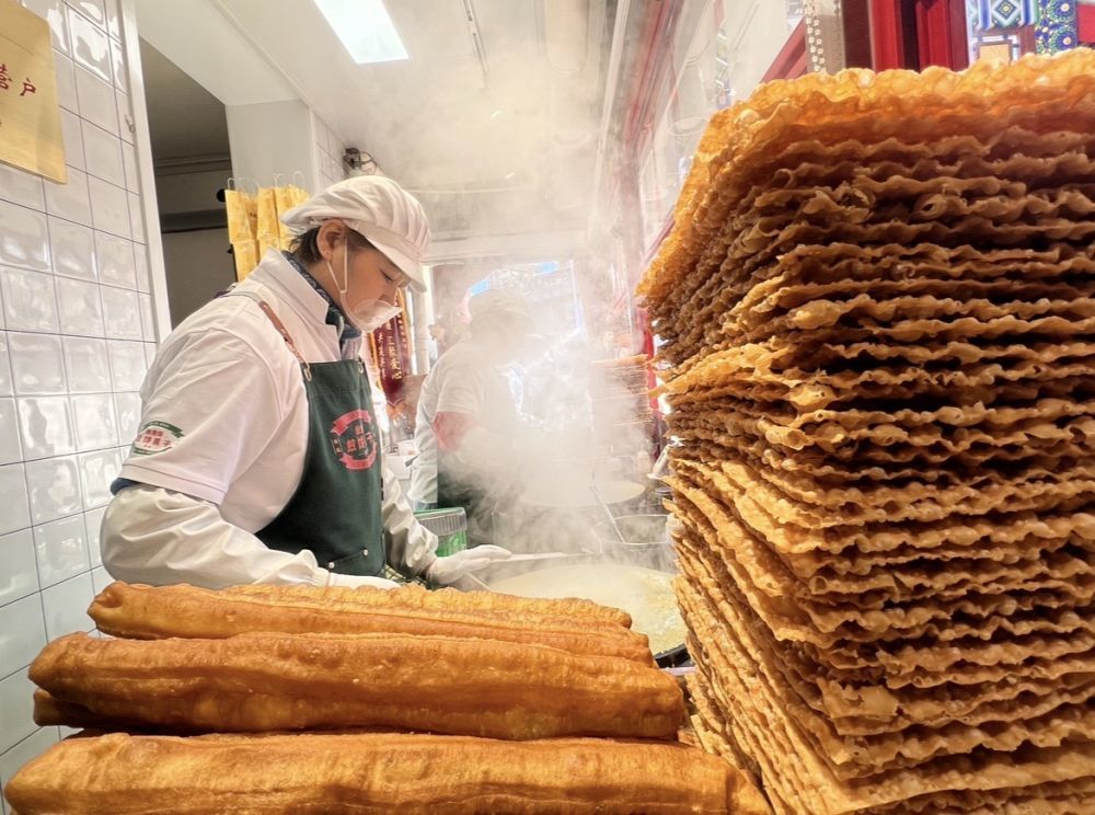 徐意斋煎饼果子体验馆的师傅正在为顾客制作煎饼果子。新华社记者 包庆龄 摄