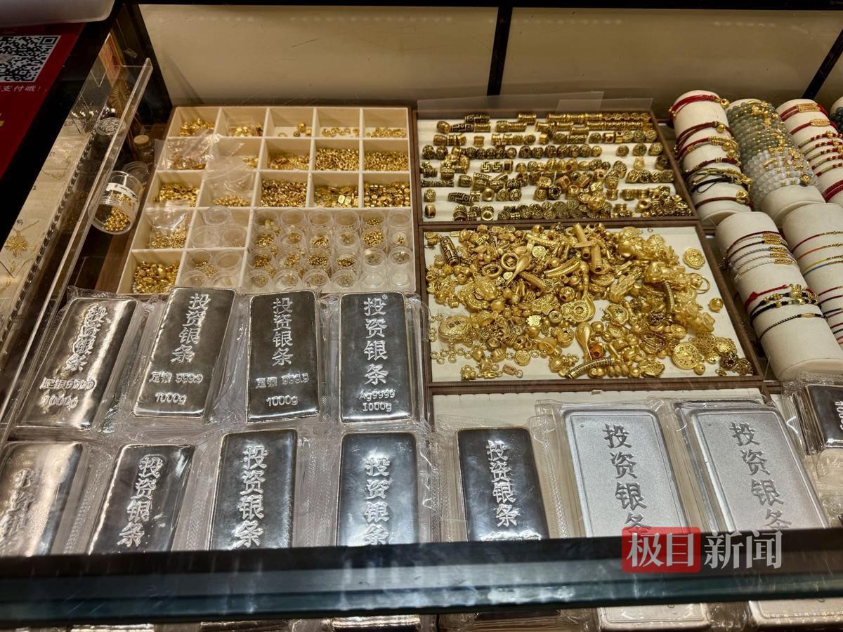 实探深圳水贝市场:银条溢价热销,有顾客花6万多元买银,商户称目前溢价普遍在每克3元以上