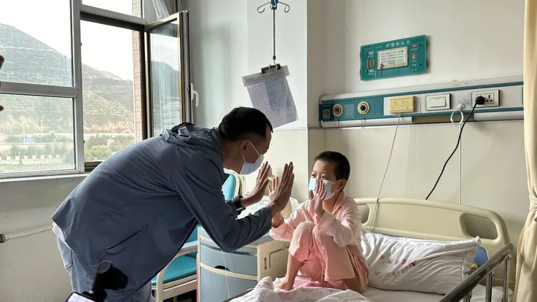 陈行甲探望患儿 / 图源:深圳市创立恒晖公益基金会