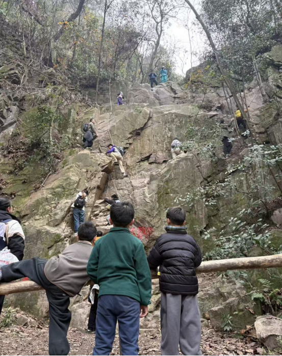 几名儿童准备攀爬重庆郊区的山崖| 图片来源网络