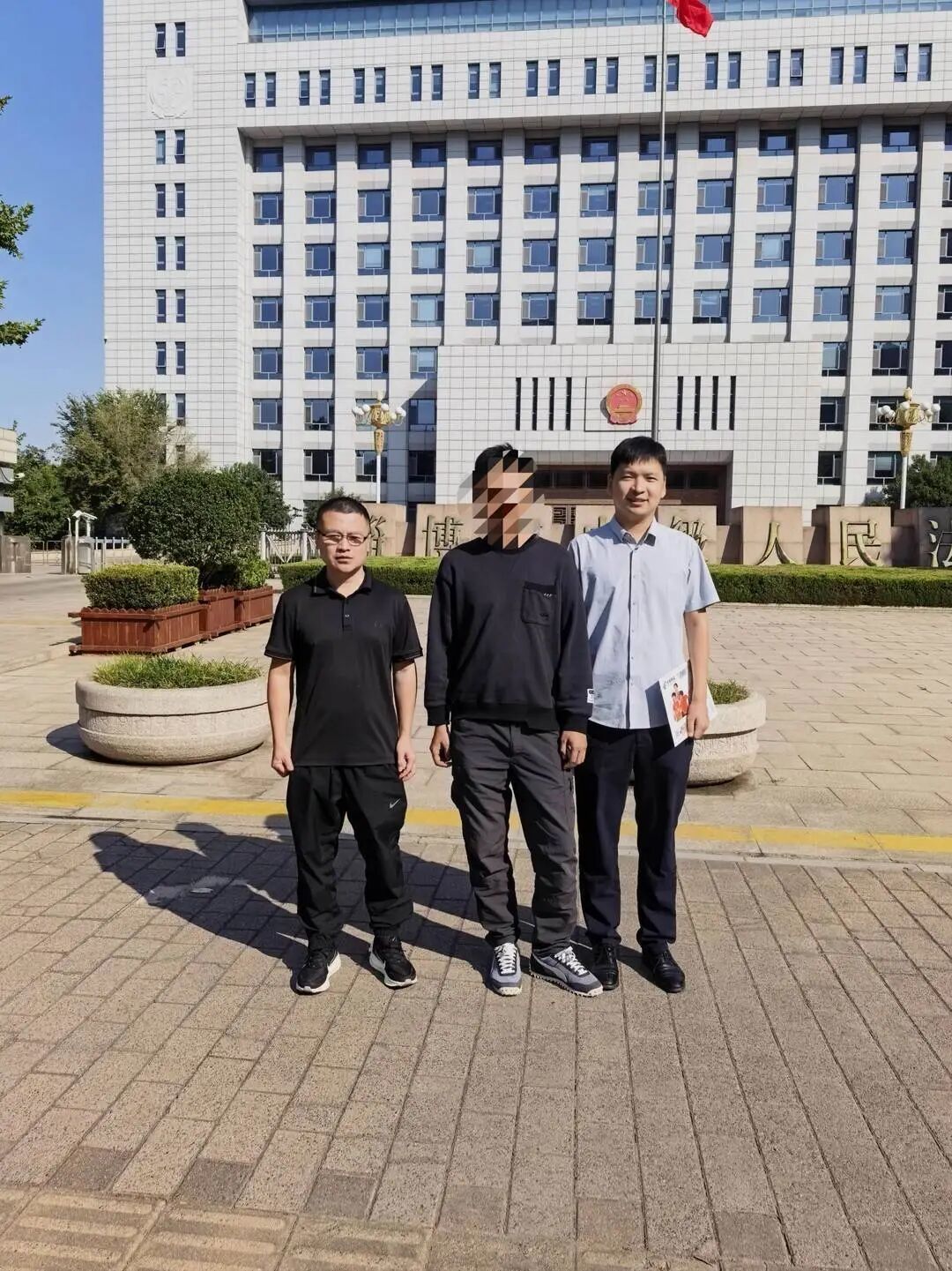 路先生向法院递交国家赔偿申请。