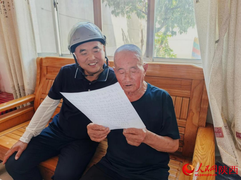 庞富强和老支书王朝登。人民网 王丽摄