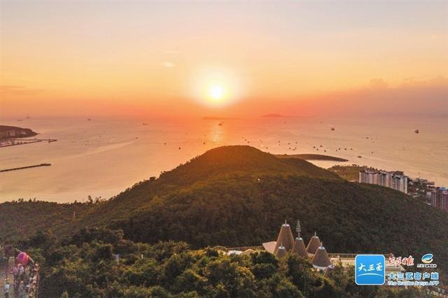 10月10日,记者在三亚鹿回头风景区观景平台拍摄的海上日落。