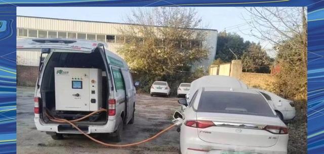 “这不亚于特意杀东说念主！”，上海女子驾驶新动力车高速行驶，续航表现还有72公里却瞬息断电，双闪无法盛开险酿追尾惨事-有驾