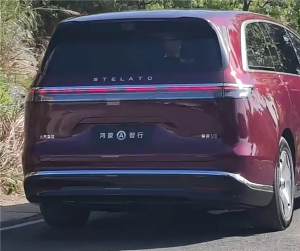 流线溜背设计！享界V8实车亮相：增程版最大续航339km