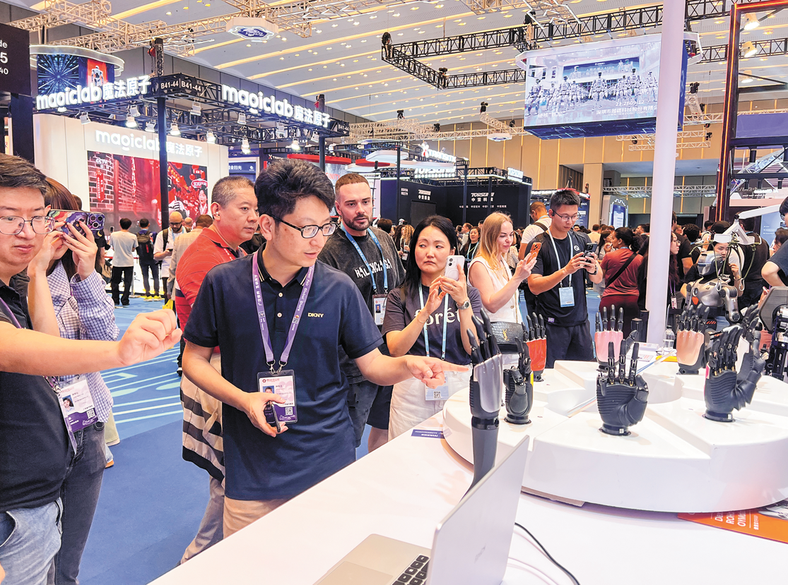 现场观众在机器人展区参观。李迅典摄