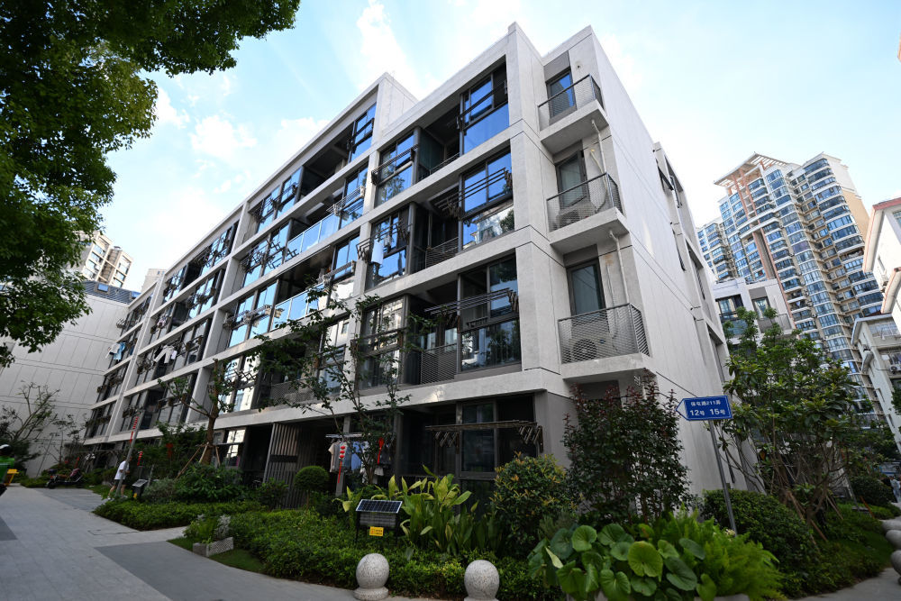 近日拍摄的改造后的上海黄浦区半淞园路街道市民新村居民区。新华社记者 陈浩明 摄