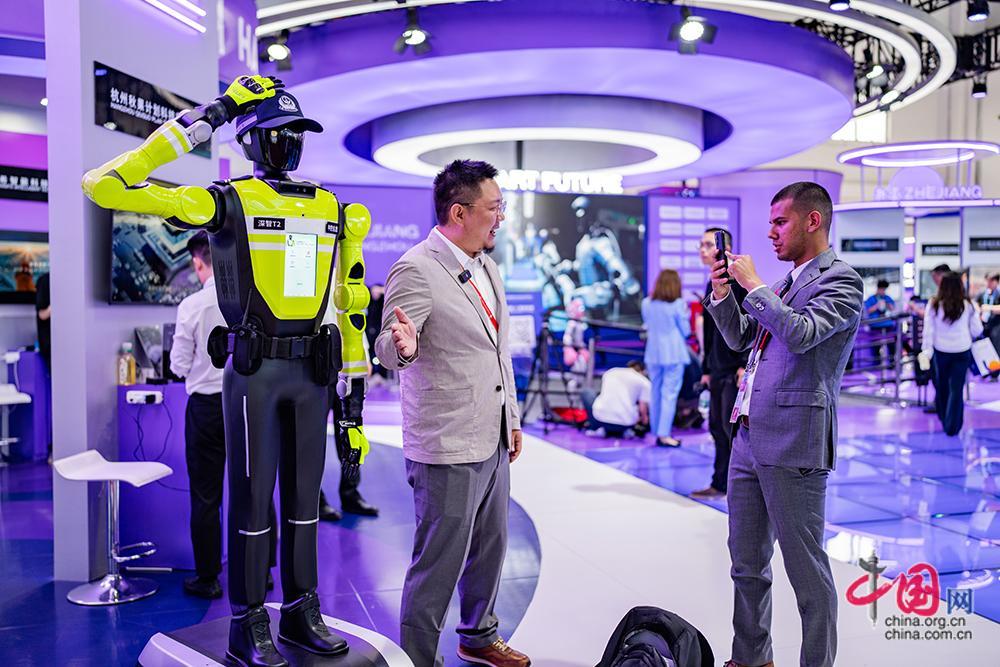 来自杭州的展商向意大利媒体介绍交警机器人相关功能。中国网记者 郑亮摄