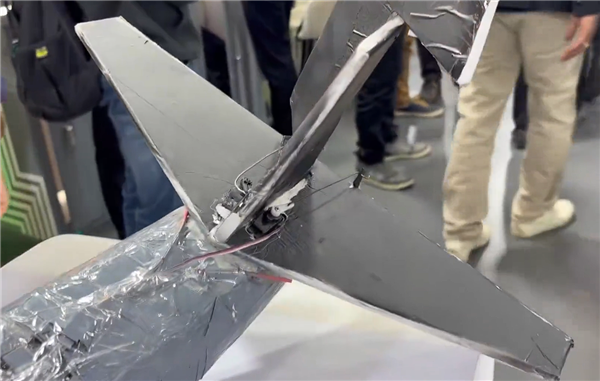 拿中国机器狗冒充自研后 印度一大学又展出泡沫无人机