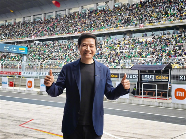 雷军亮相China GT揭幕战现场：YU7、SU7 Ultra担任官方医疗车、安全车