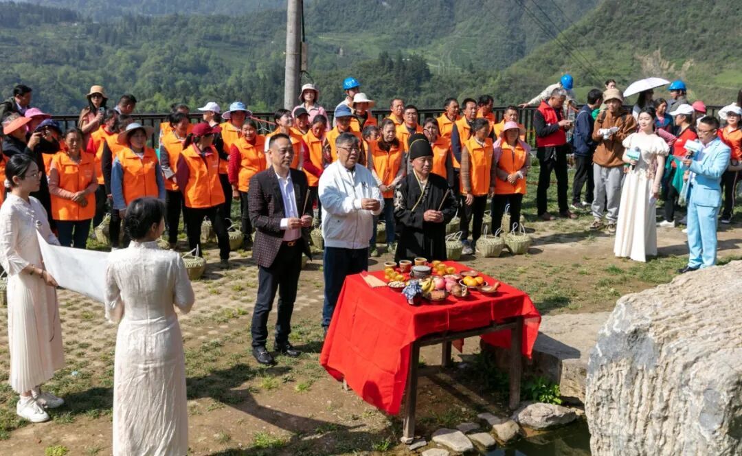 民俗-祭拜“茶王”(重庆古树茶研究院名誉院长刘勤晋参与).jpg