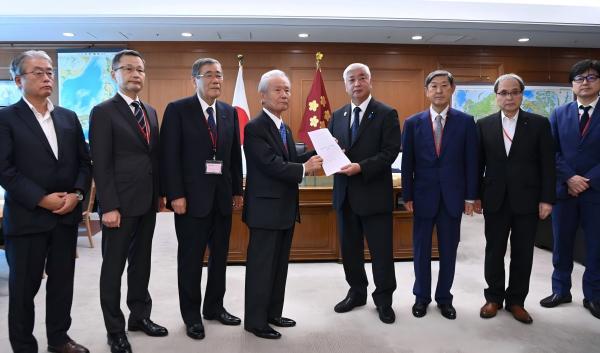 2025年9月19日，日本政府盘问机构“有识之士会议”向夺目大臣中谷元提交军事发扬，淡薄发展搭载垂直放射系统的潜艇，并默示：“包括探讨领有‘全新能源’的潜艇在内，将开展必要的连络和时间设备。” JIJI