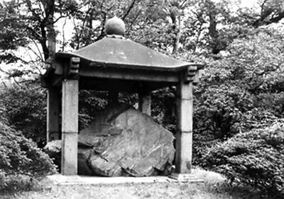 上图:1895年,唐鸿胪井刻石碑亭在旅顺;下图:现藏于日本皇宫内的“唐鸿胪井碑”中国民间对日索赔联合会