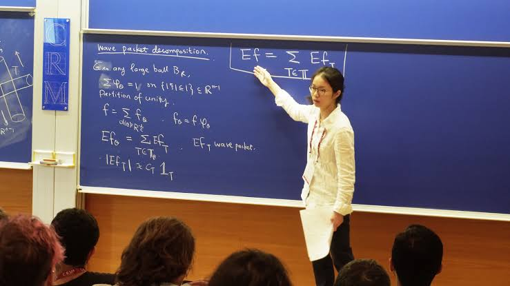 ▲王虹在课堂上讲授数学。（图源：网络）