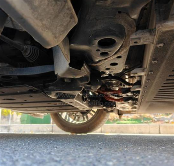 北汽极狐T1遭车主集体投诉：底盘减配护板 高压线束直接裸露在外