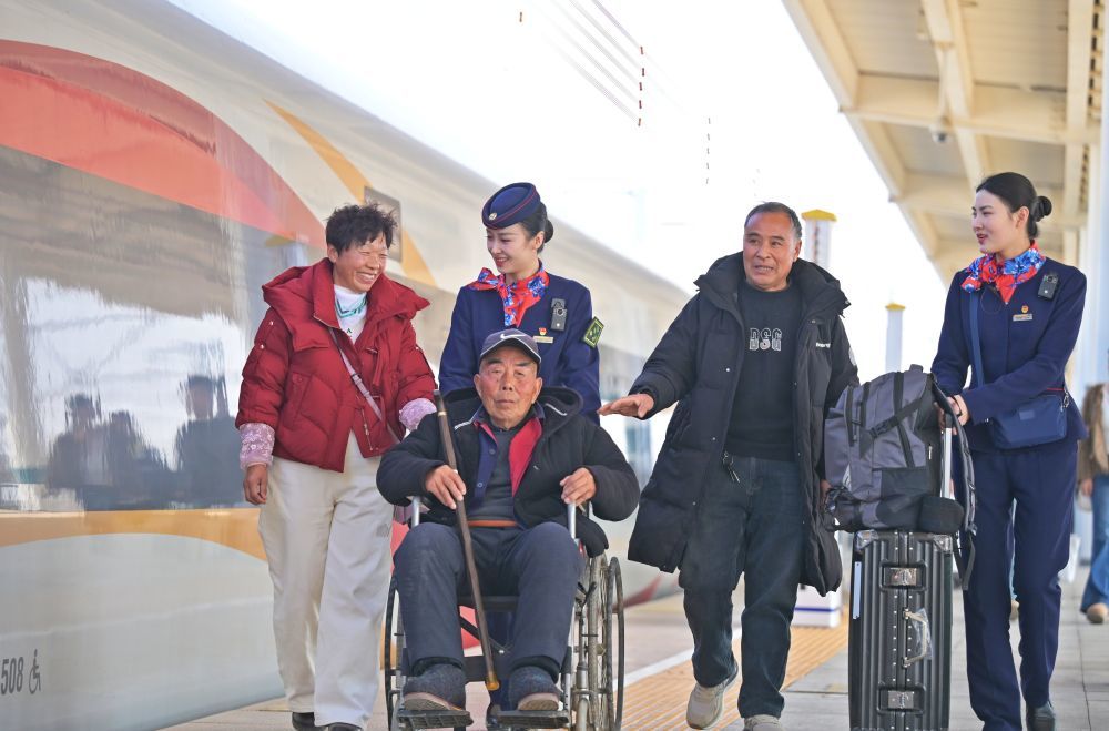 2月14日,在河南兰考南站,来自河南开封杞县的旅客程先生(右二)带着爱人、老父亲准备乘坐G6685/G376次列车赶赴北京,与孩子团聚。新华社发(王玮 摄)