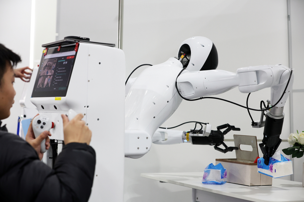 2025年2月18日,上海,工程师在训练人形机器人采集信息。视觉中国 图