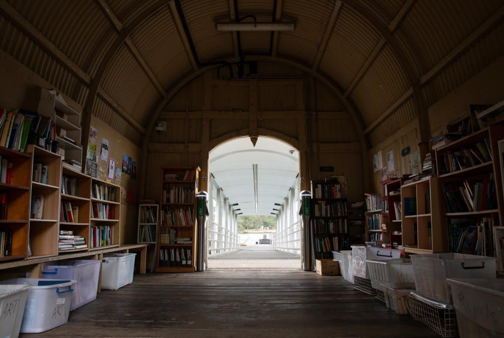 这是4月21日在澳大利亚悉尼市巴尔梅恩区泰晤士街尽头的渡轮码头上拍摄的“泰晤士街图书馆”内景。新华社记者马平摄