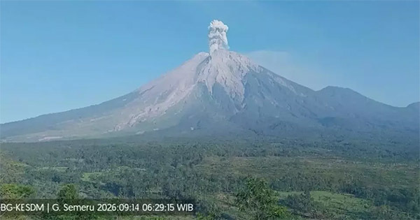观测站拍摄到的塞梅鲁火山喷发照片