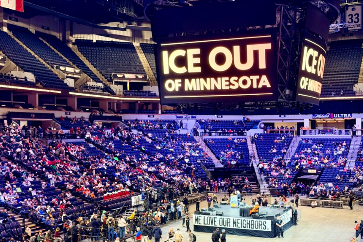 森林狼主场球馆举行集会。当地议员社交媒体