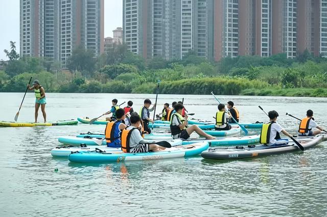 市民在均安水上运动中心游玩。