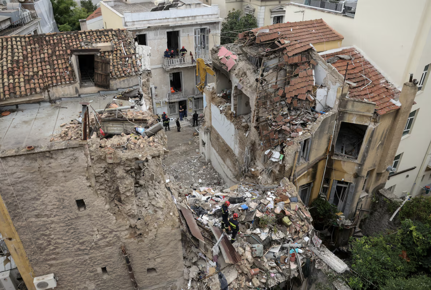 当地时间9月26日，救援人员在雅典老城区发生爆炸建筑的废墟中搜寻幸存者。图自英媒