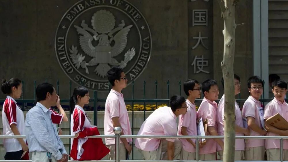 北京美国驻华大使馆外，签证申请人排队等待面谈。（图源：美联社）