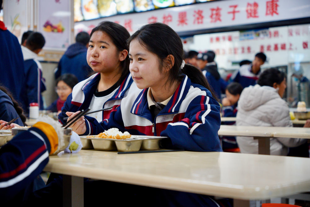 在青海果洛西宁民族中学，学生在食堂吃午饭。新华社记者 张子琪 摄