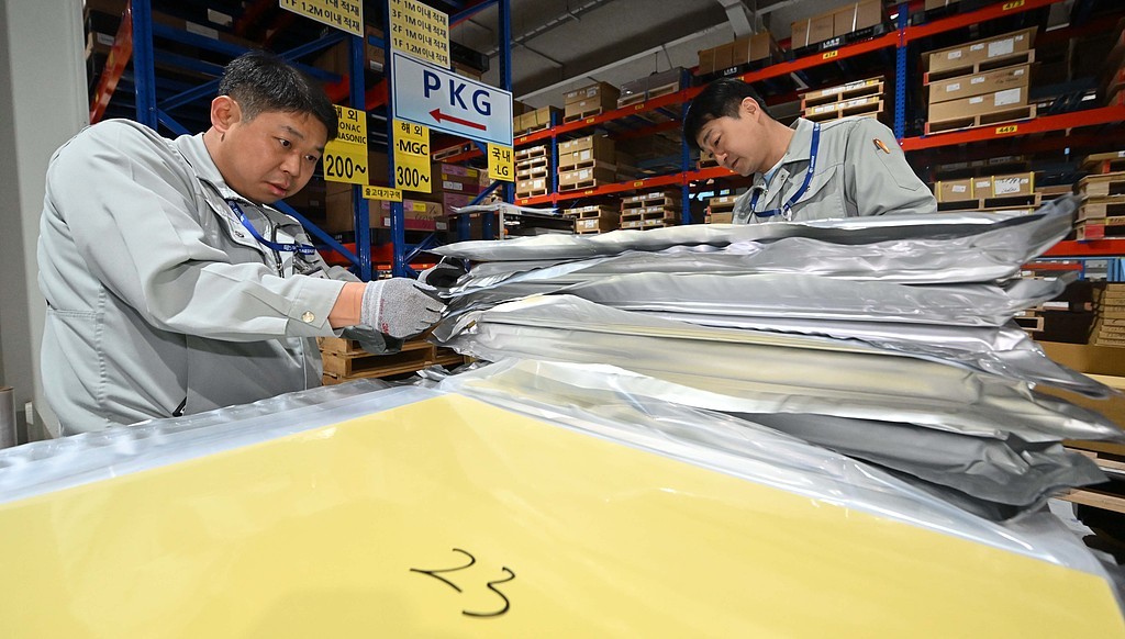 4月13日，韩国大德电子员工进行半导体印刷电路板制作原料出库。（视觉中国）