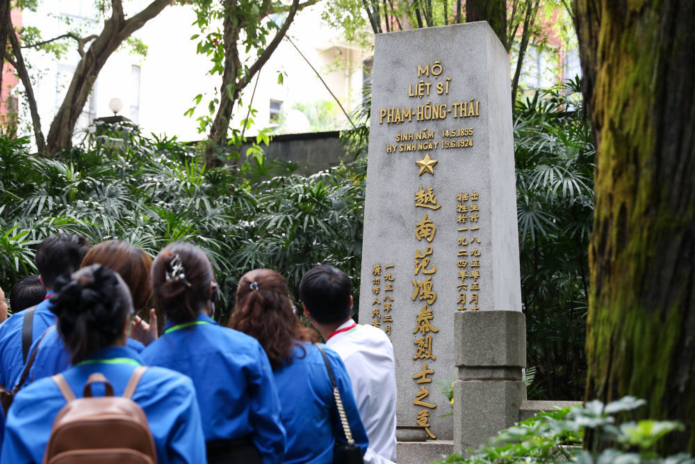 2025年5月20日，参加“红色研学之旅”的越南青年在广州黄花岗七十二烈士墓园参观。新华社记者 李旭伦 摄