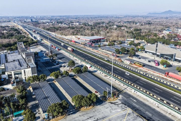 这是2026年1月7日拍摄的G50沪渝高速长兴服务区（无人机照片）。太阳能光伏板下是升级完成的高速服务区充电站。新华社记者 徐昱 摄