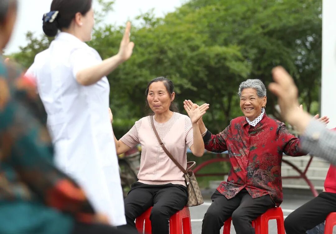 5月28日,湖北省荆门市东宝区石桥驿镇河垱村,当地村民跟着家庭医生学习养生“健康操”。赵平摄(中经视觉)
