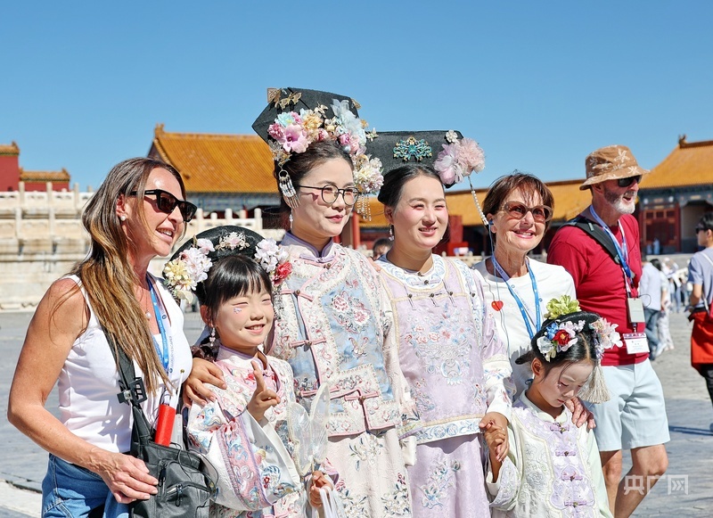国庆假期“入境游”热度持续攀升，故宫成为外国游客首选打卡地。
