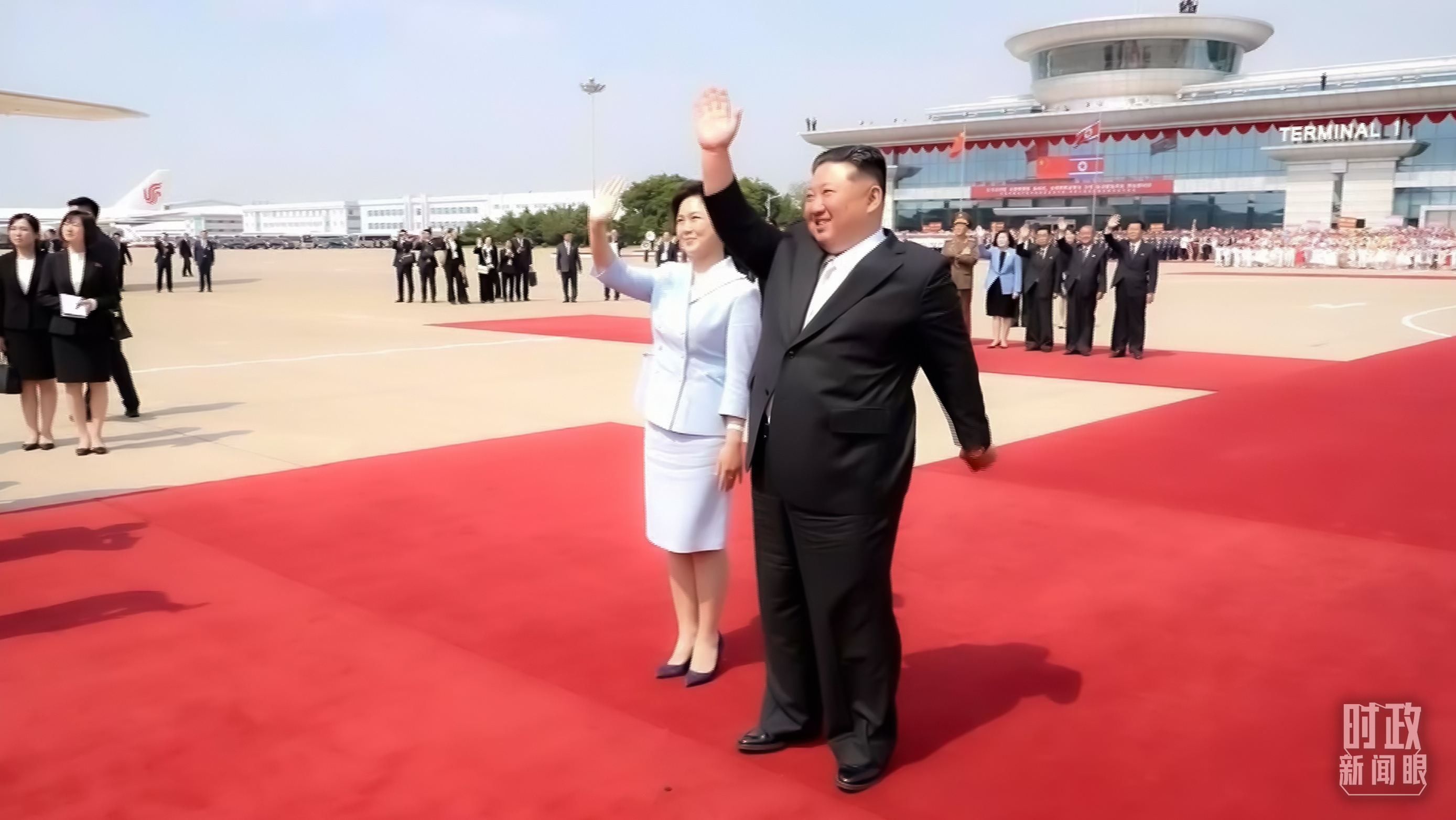 △朝鲜劳动党总书记、国务委员长金正恩和夫人李雪主到机场送行。