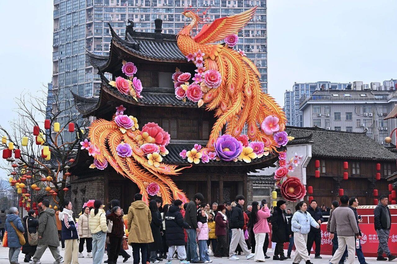 △春节期间，义乌绣湖公园、西门老街等地人气爆棚。