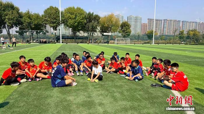10月9日,首场比赛结束后,晋疆少年赛后交流。中新网记者杨杰英 摄