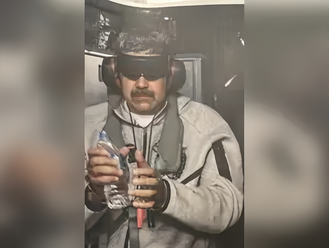 ·被美军抓捕后的马杜罗。（特朗普社交媒体账号）