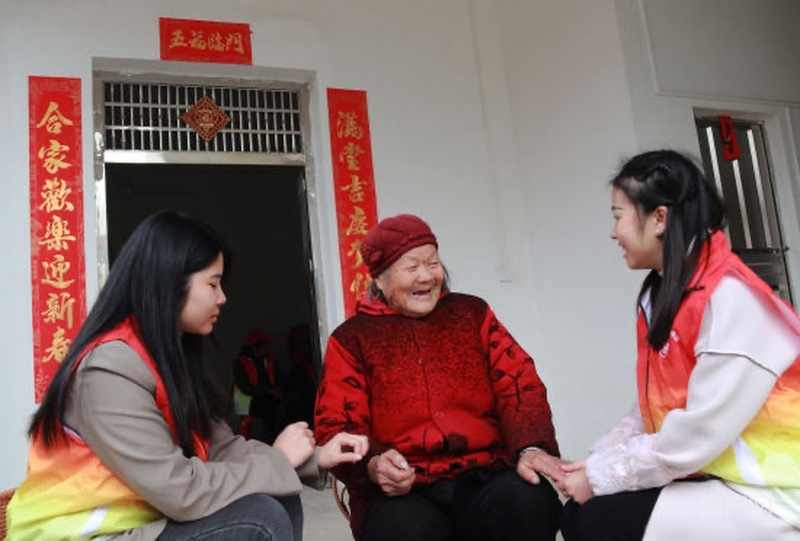 志愿者入户宣传“南康美e分”(央广网见习记者闵楠思 摄)