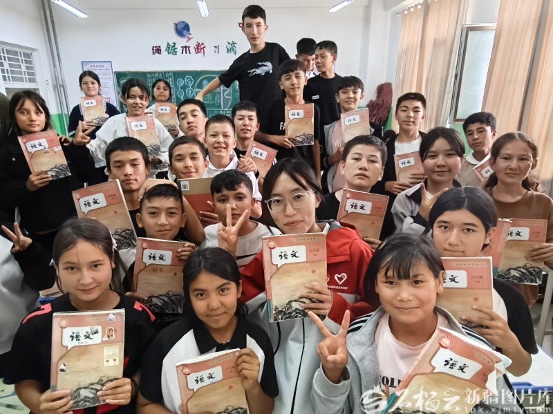 崔静茹（中）和她的学生们。疏勒县英尔力克乡中学（齐鲁疏勒第三中学）供图