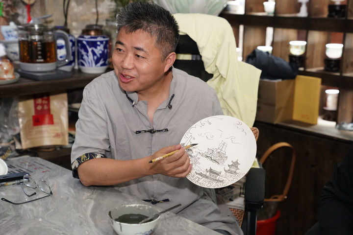 在江西景德镇陶阳里历史文化街区，59岁的陶瓷手艺人孙立新在进行陶瓷创作（2026年4月27日摄）。新华社记者 周密 摄