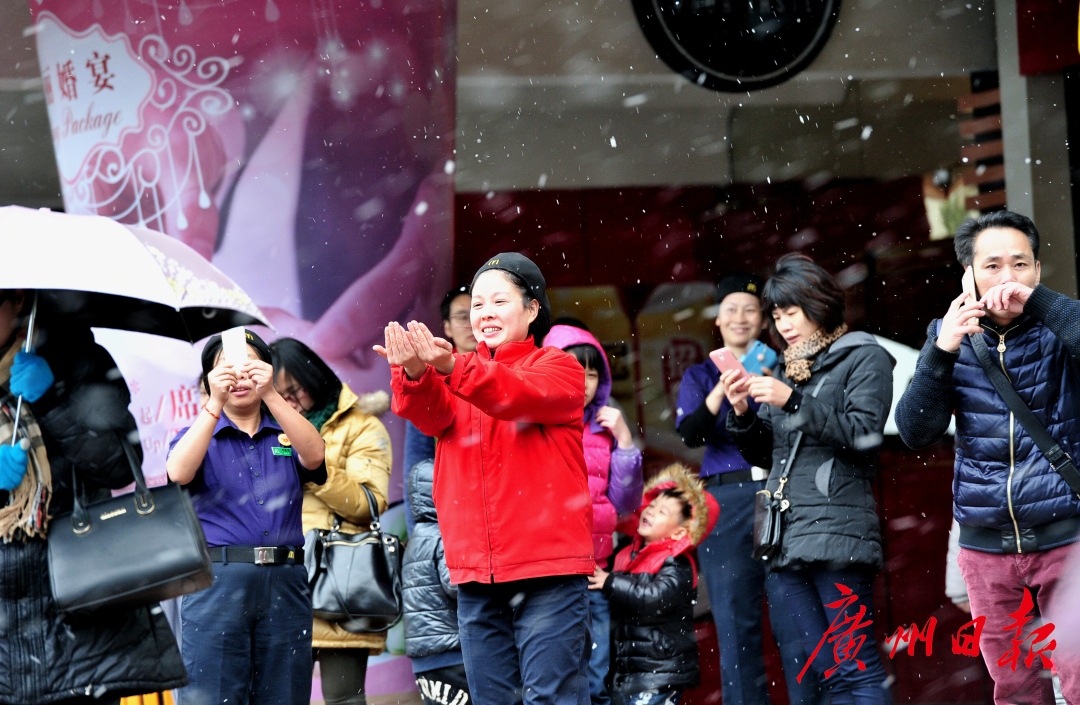 广州87年来首次下雪！2016年1月24日，广州，当天受北方强冷空气影响，广州气温达到最低值1摄氏度左右，从凌晨时分下起霰，直到接近中午开始飘起了雪花，漫... (1)
