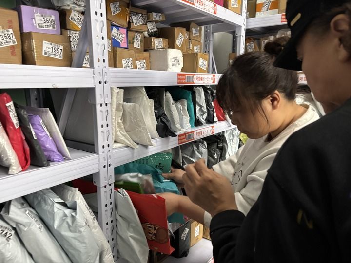 3月25日，李爱萍正在帮助居民寻找快递。新华每日电讯记者 郭方达 摄