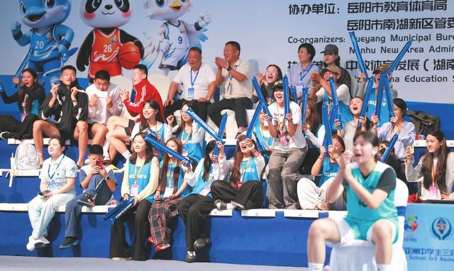场边助威团齐声高喊,热烈声浪席卷全场。