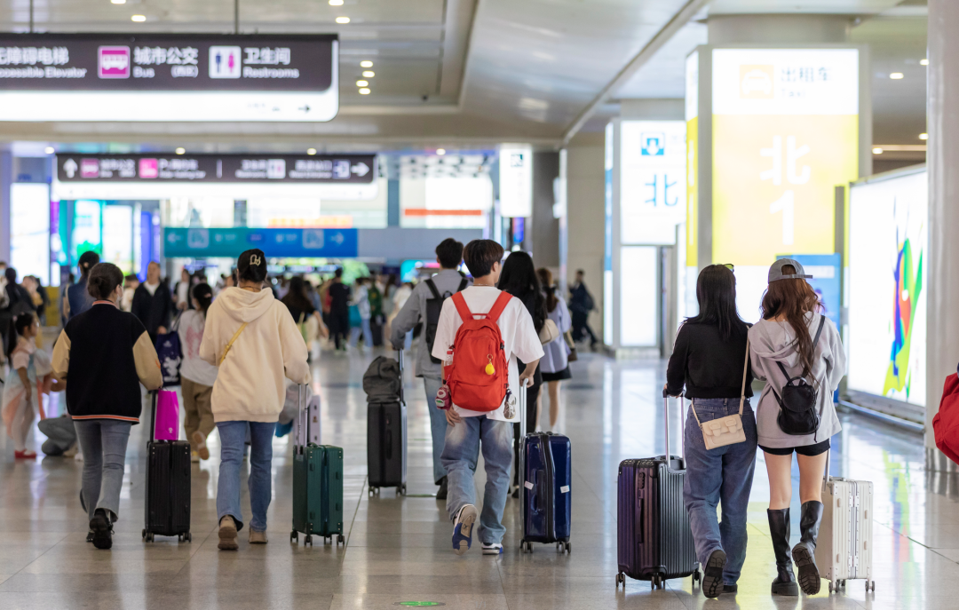 反向过年,是本届年轻人对家乡的最后告别