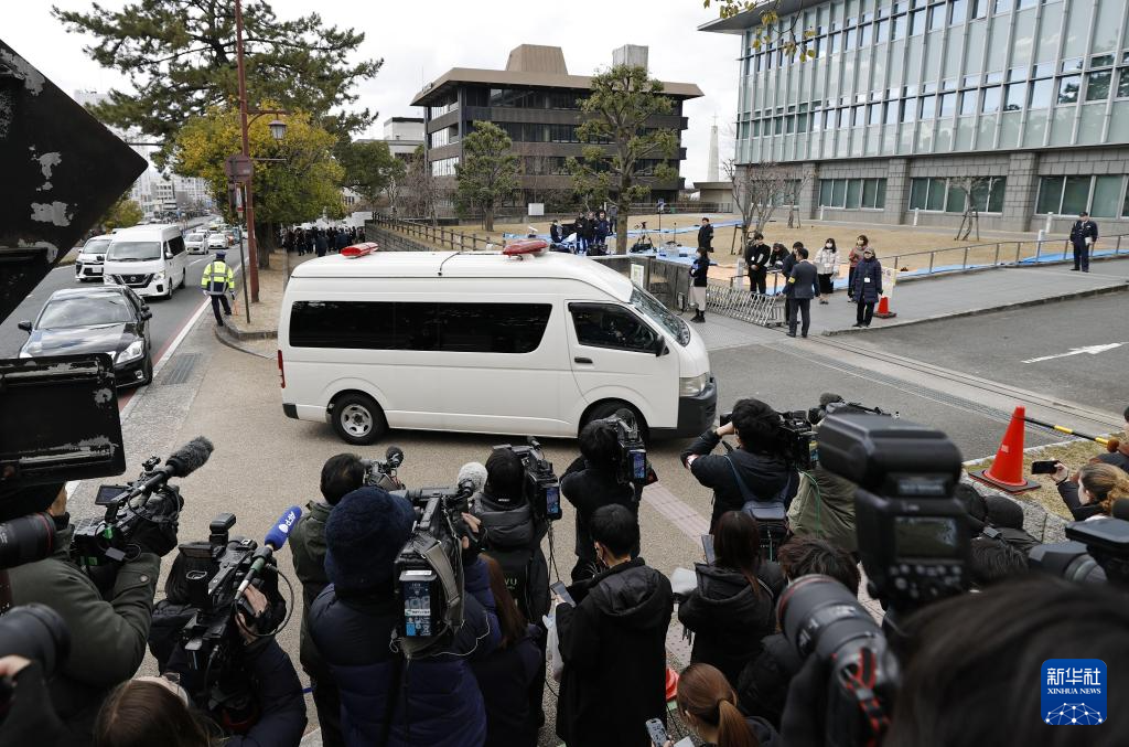 1月21日,在日本奈良地方法院外,载有被告山上彻也的车辆驶入法院。新华社/共同社