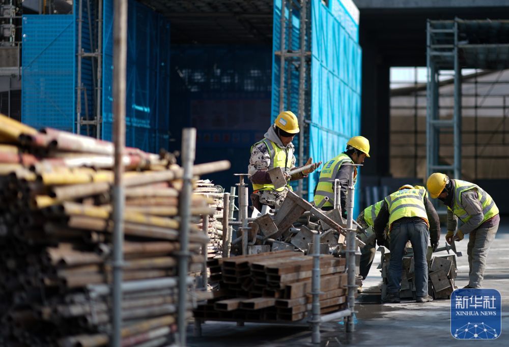 ↑ 1月2日,工人在位于上海的中建三局一公司灿瑞科技全球芯片研发中心项目工地施工。新华社记者 丁汀 摄